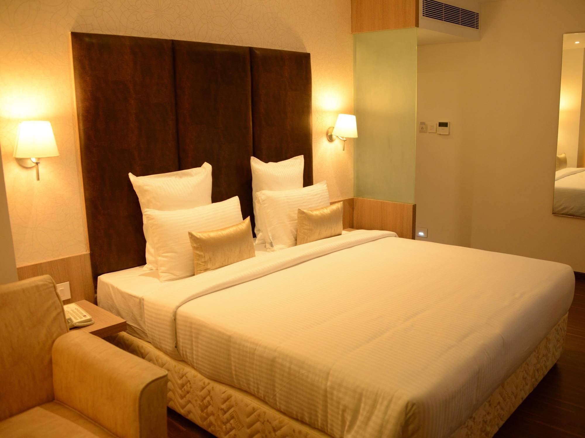 Blu Iris Hotel Chennai Exterior foto