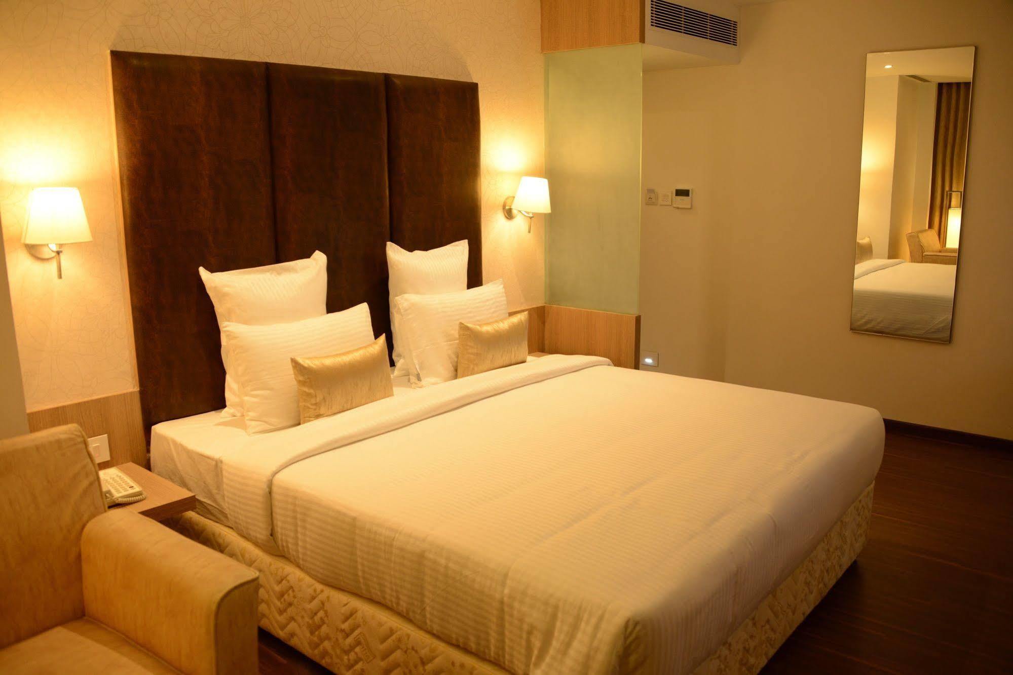 Blu Iris Hotel Chennai Exterior foto